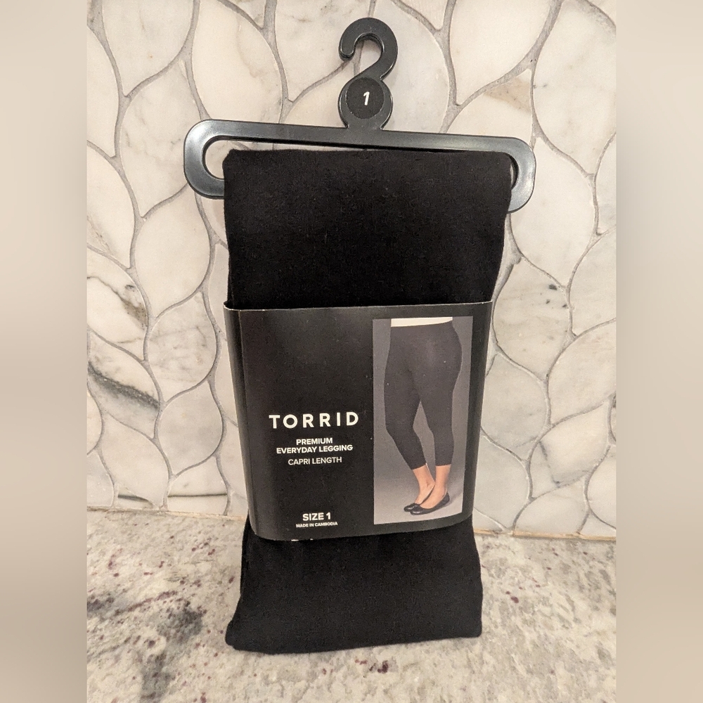 NWT Torrid Premium Black Capri Leggings, Size 1X